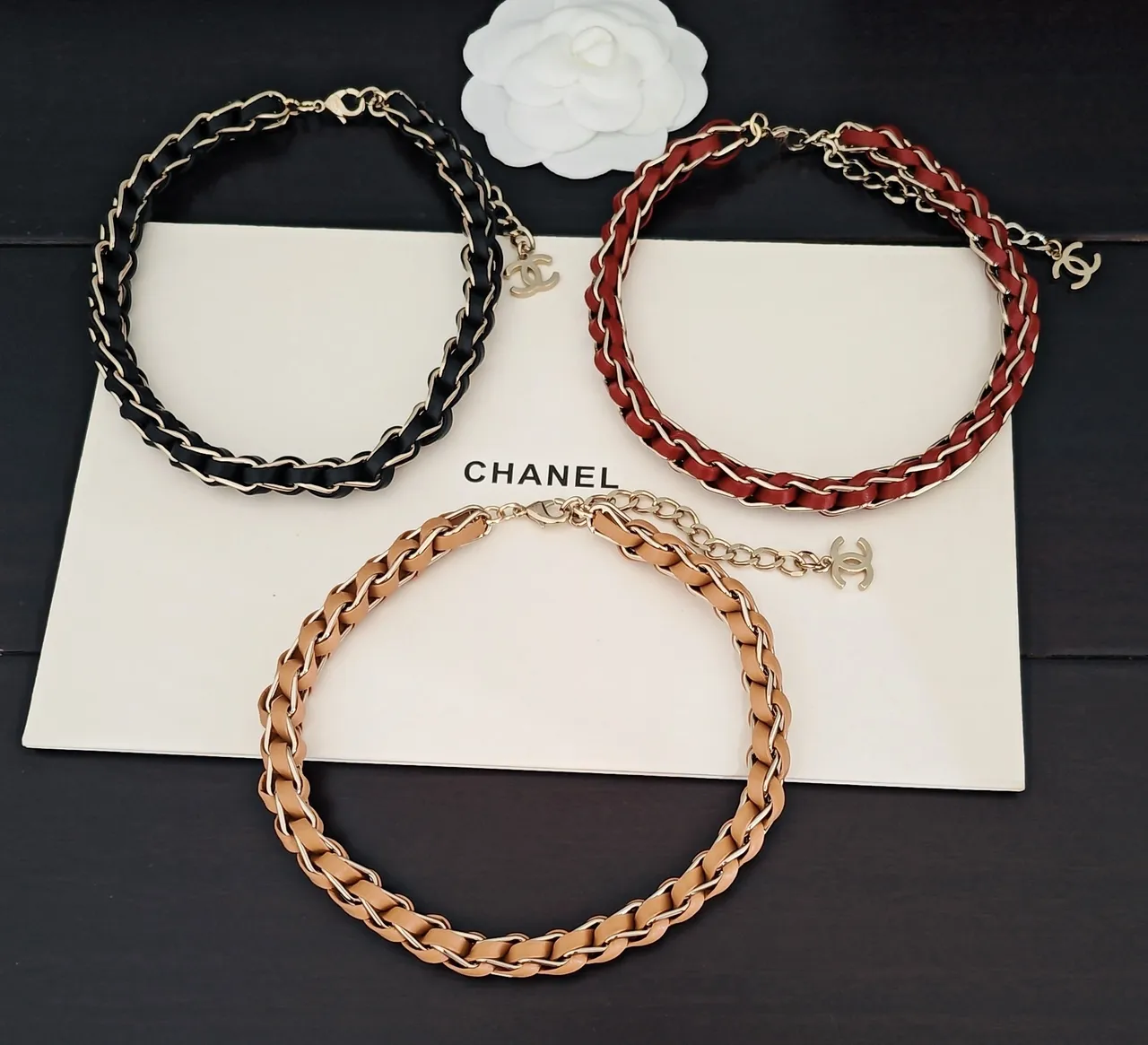 Chanel Colar Corrente Tressada de Couro e Metal Preto e Dourado com Charm CC Interconectável 2