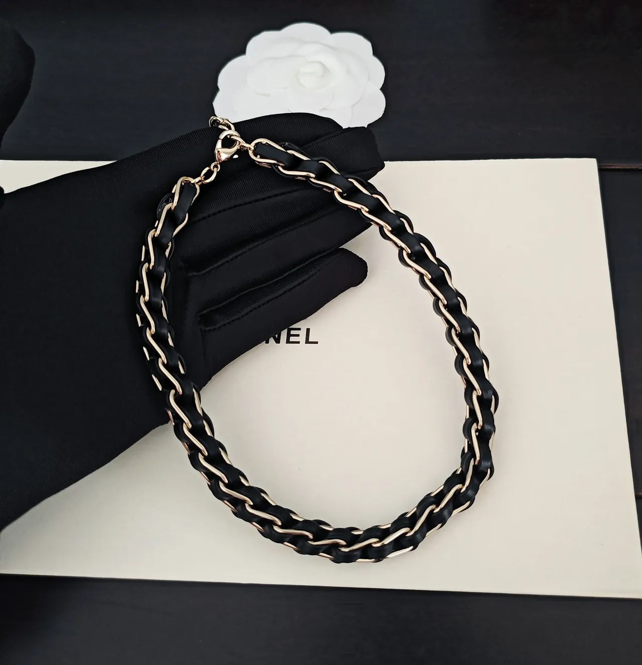 Chanel Colar Corrente Tressada de Couro e Metal Preto e Dourado com Charm CC Interconectável 3