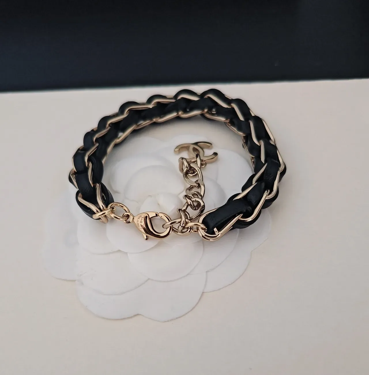 Chanel Pulseira de Corrente de Couro Trançado Preto e Dourado 2