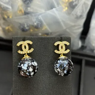 Chanel काली सोने की क्रिस्टल से सजाया गया CC Logo एमेल्ड स्पेकल्ड गेंद के कानों की बाली