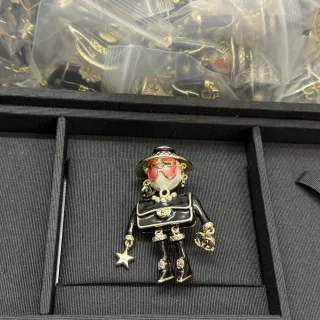 Chanel Negro y Oro Estilo Figurine Esmalte y Metal Broche