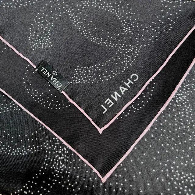 Chanel lenço de seda preto rosa branco camélia pontilhada e motivo CC 2
