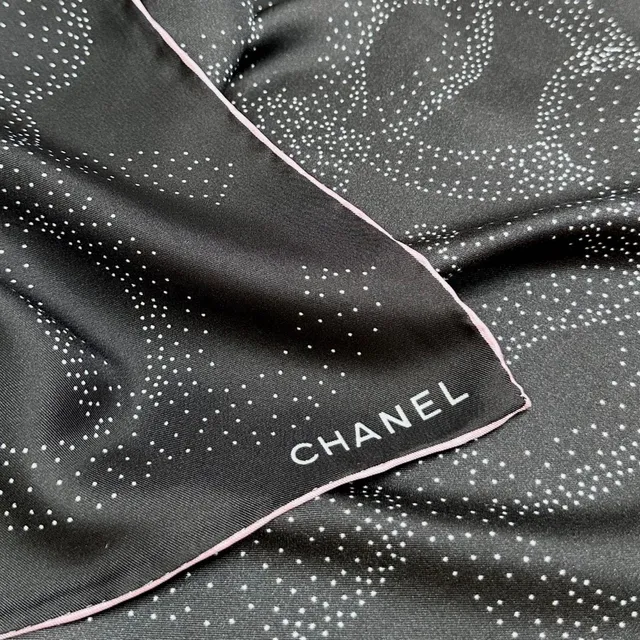 Chanel lenço de seda preto rosa branco camélia pontilhada e motivo CC 3
