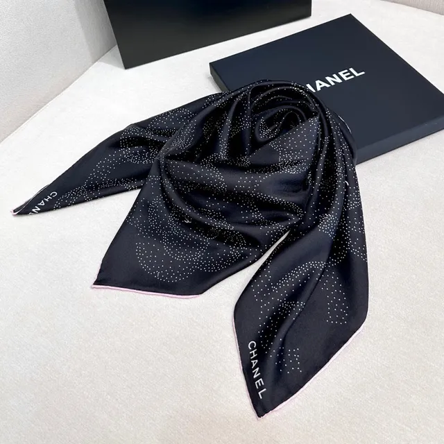 Chanel lenço de seda preto rosa branco camélia pontilhada e motivo CC 4