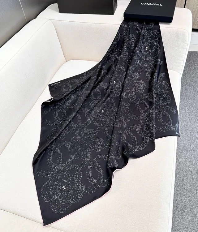 Chanel lenço de seda preto rosa branco camélia pontilhada e motivo CC 5