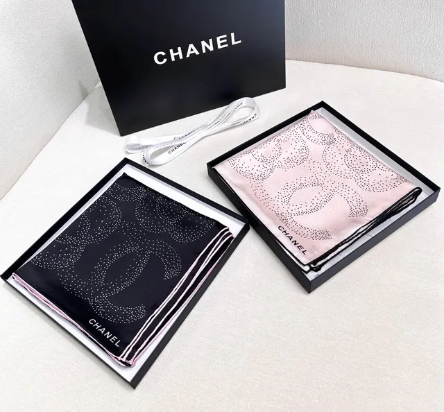Chanel lenço de seda preto rosa branco camélia pontilhada e motivo CC 7