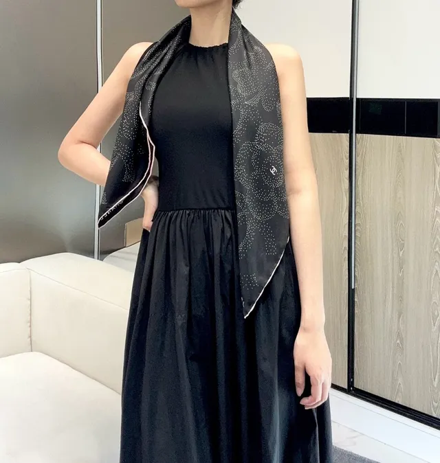 Chanel lenço de seda preto rosa branco camélia pontilhada e motivo CC 8