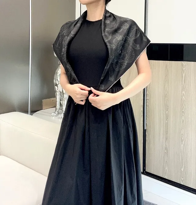 Chanel lenço de seda preto rosa branco camélia pontilhada e motivo CC 9