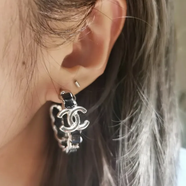Chanel नीला सोना बड़ा हूप कपड़े से लिपटा हुआ कानफूली 2