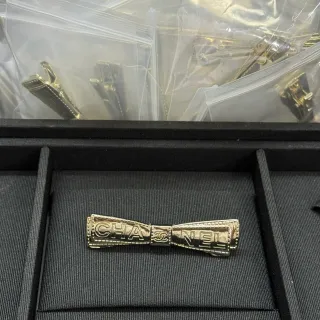 Chanel Broche de Moño Metal en tono plateado