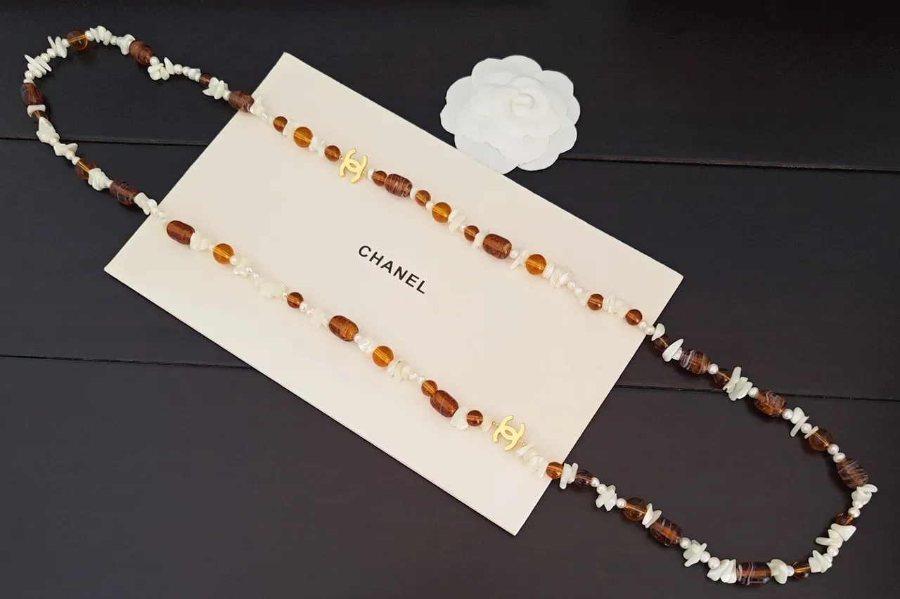 Collier Chanel marron et blanc à perles double chaîne 2