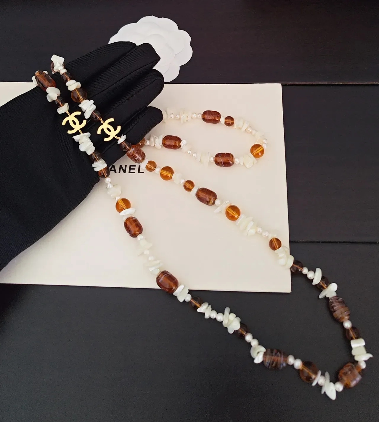 Collier Chanel marron et blanc à perles double chaîne 3