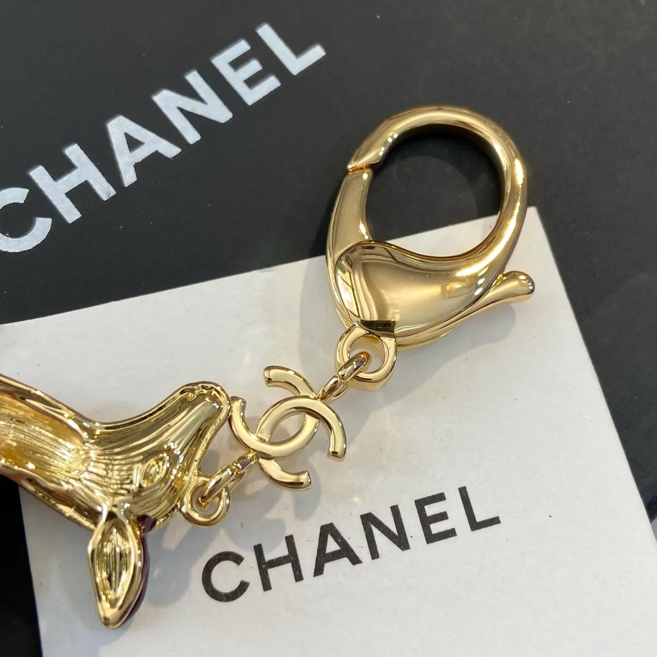 Chanel بروش بني أبيض إيمايل فاون تشيرم بولكا دوت باترون 2