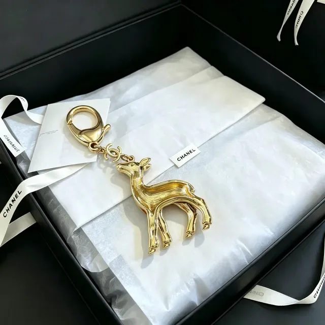 Chanel بروش بني أبيض إيمايل فاون تشيرم بولكا دوت باترون 4