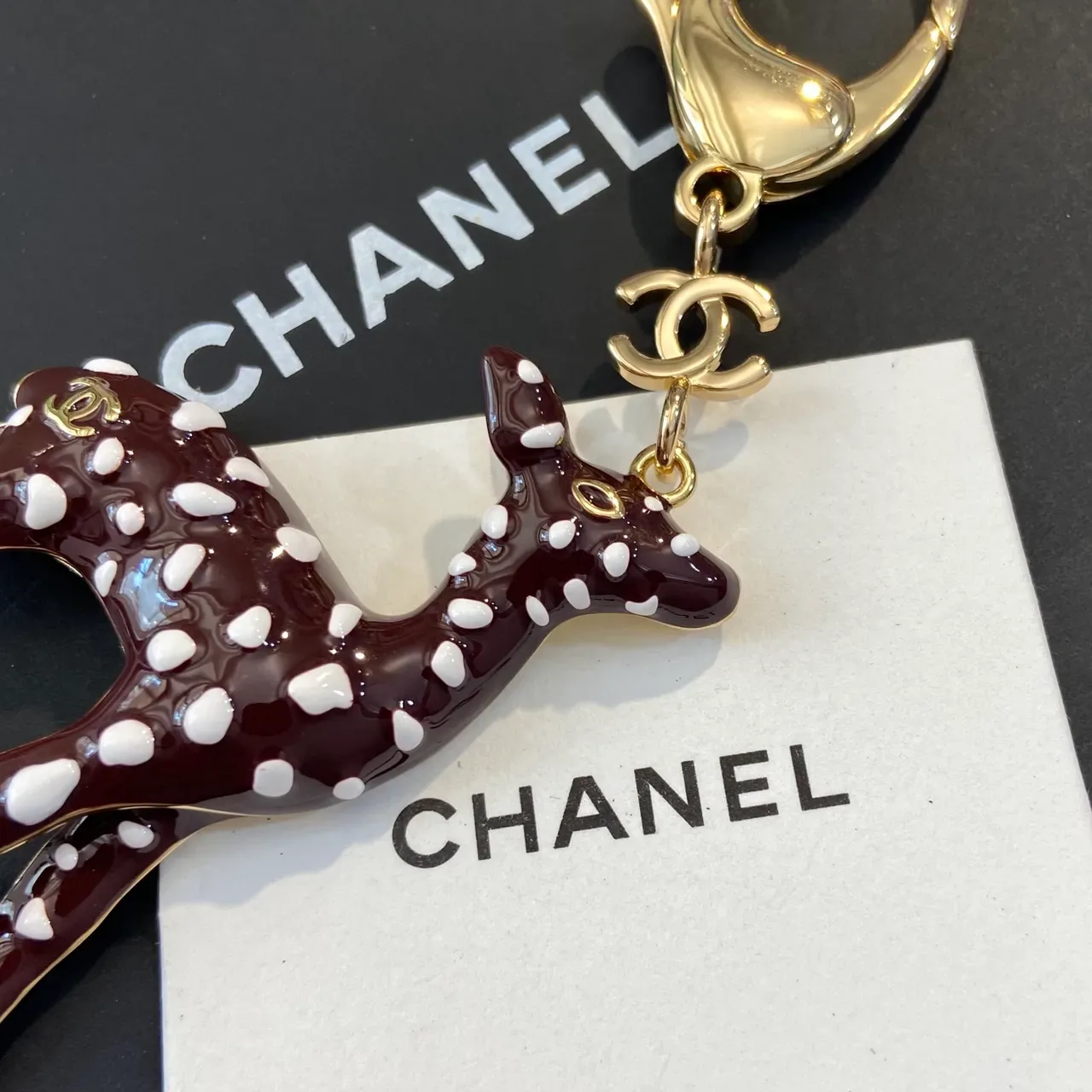 Chanel بروش بني أبيض إيمايل فاون تشيرم بولكا دوت باترون 5