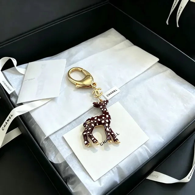 Chanel بروش بني أبيض إيمايل فاون تشيرم بولكا دوت باترون 6