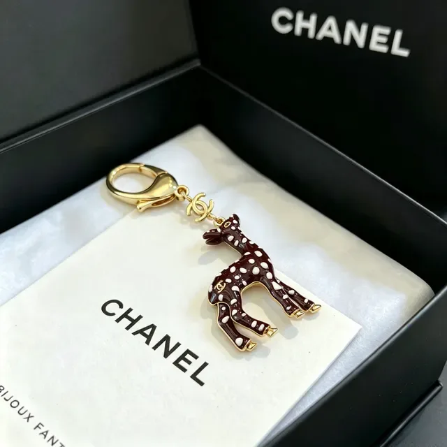 Chanel بروش بني أبيض إيمايل فاون تشيرم بولكا دوت باترون 7