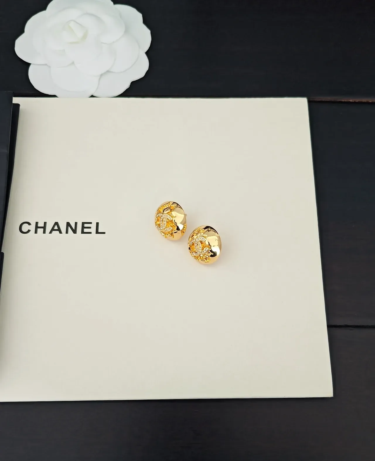 Brincos Chanel Camélia Motif Cristal Dourado 4
