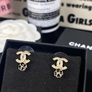 Chanel CC Camellia क्रिस्टल और काली एनामेल स्टड ईयरिंग्स