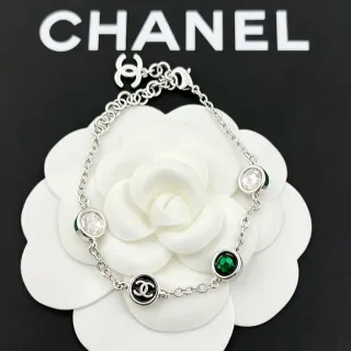 Chanel CC Charm चांदी हरी चेन लिंक फेसेटेड क्रिस्टल और पत्थर के आकर्षक कंगन