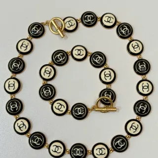 Chanel CC इनेमेल नेकलेस काली और क्रीम गोल्ड-टोन नेकलेस
