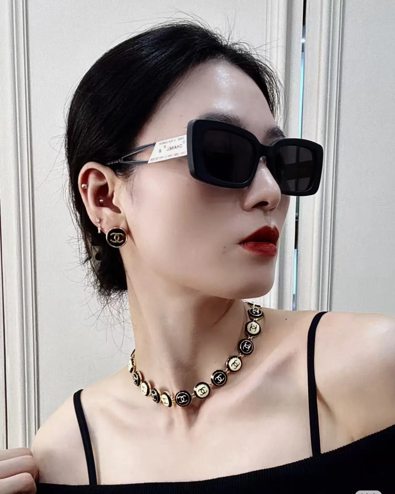 Chanel CC इनेमेल नेकलेस काली और क्रीम गोल्ड-टोन नेकलेस 2