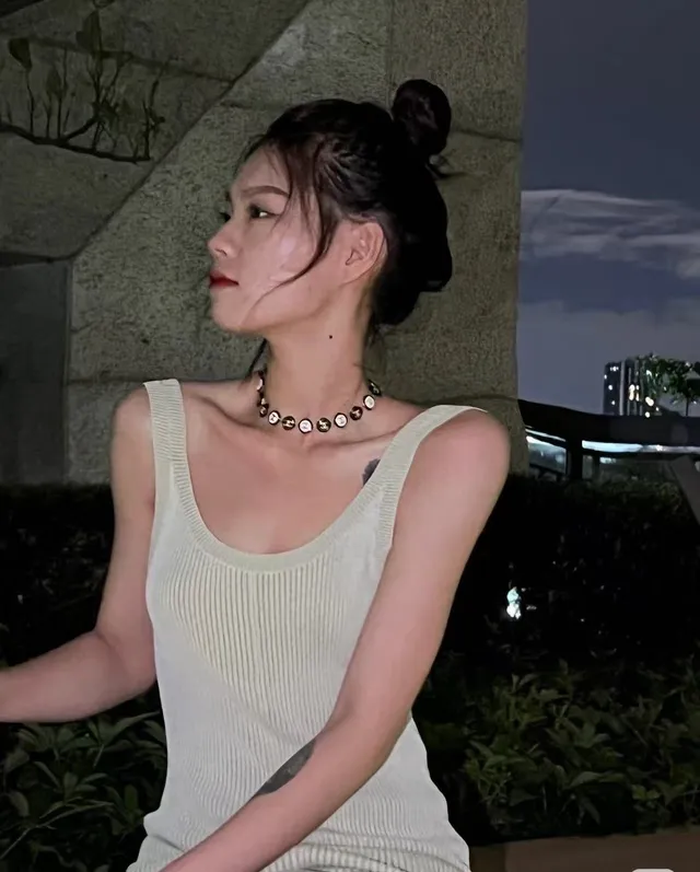 Chanel CC इनेमेल नेकलेस काली और क्रीम गोल्ड-टोन नेकलेस 3