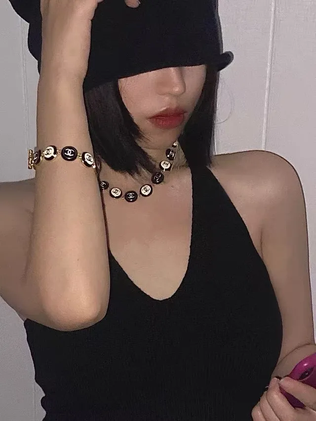 Chanel CC इनेमेल नेकलेस काली और क्रीम गोल्ड-टोन नेकलेस 4