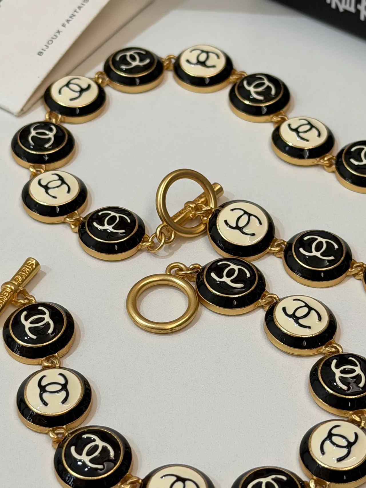 Chanel CC इनेमेल नेकलेस काली और क्रीम गोल्ड-टोन नेकलेस 9