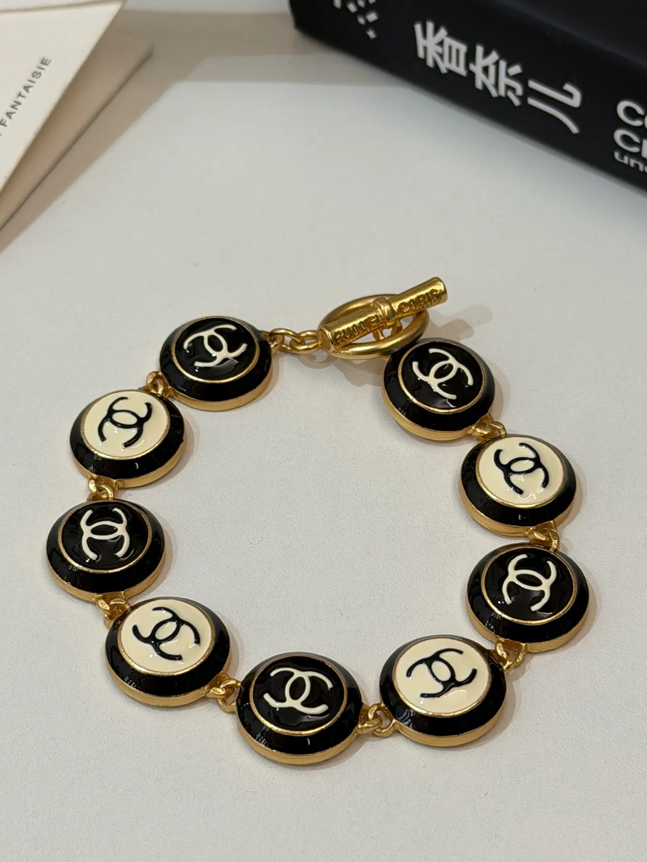 Chanel CC इनेमेल नेकलेस काली और क्रीम गोल्ड-टोन नेकलेस 10