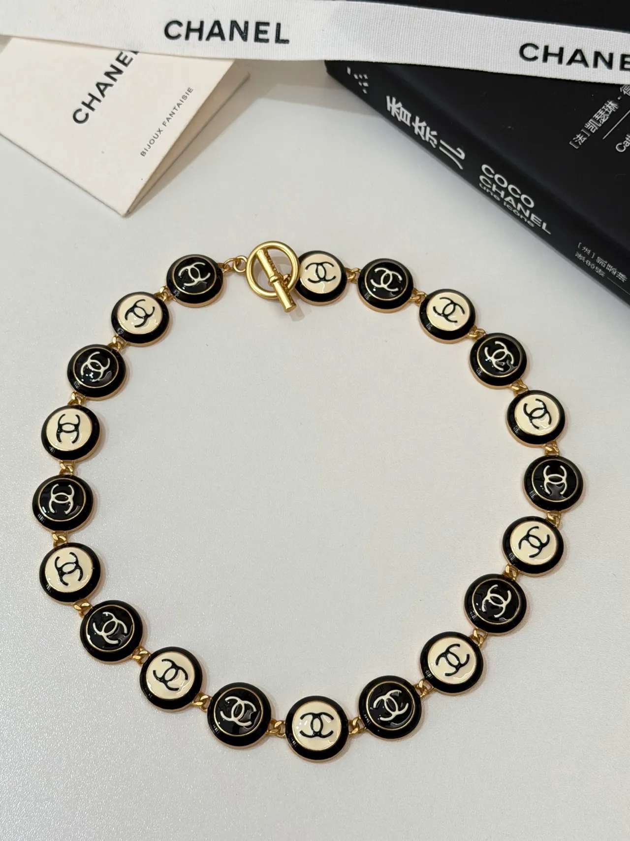 Chanel CC इनेमेल नेकलेस काली और क्रीम गोल्ड-टोन नेकलेस 11