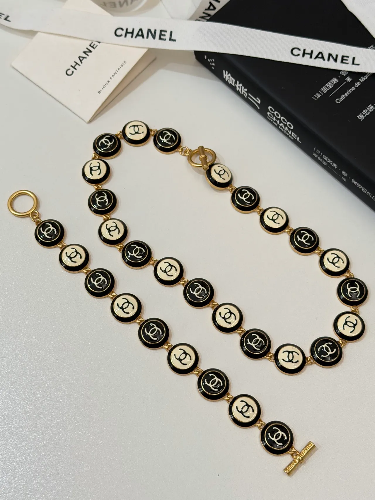 Chanel CC इनेमेल नेकलेस काली और क्रीम गोल्ड-टोन नेकलेस 6