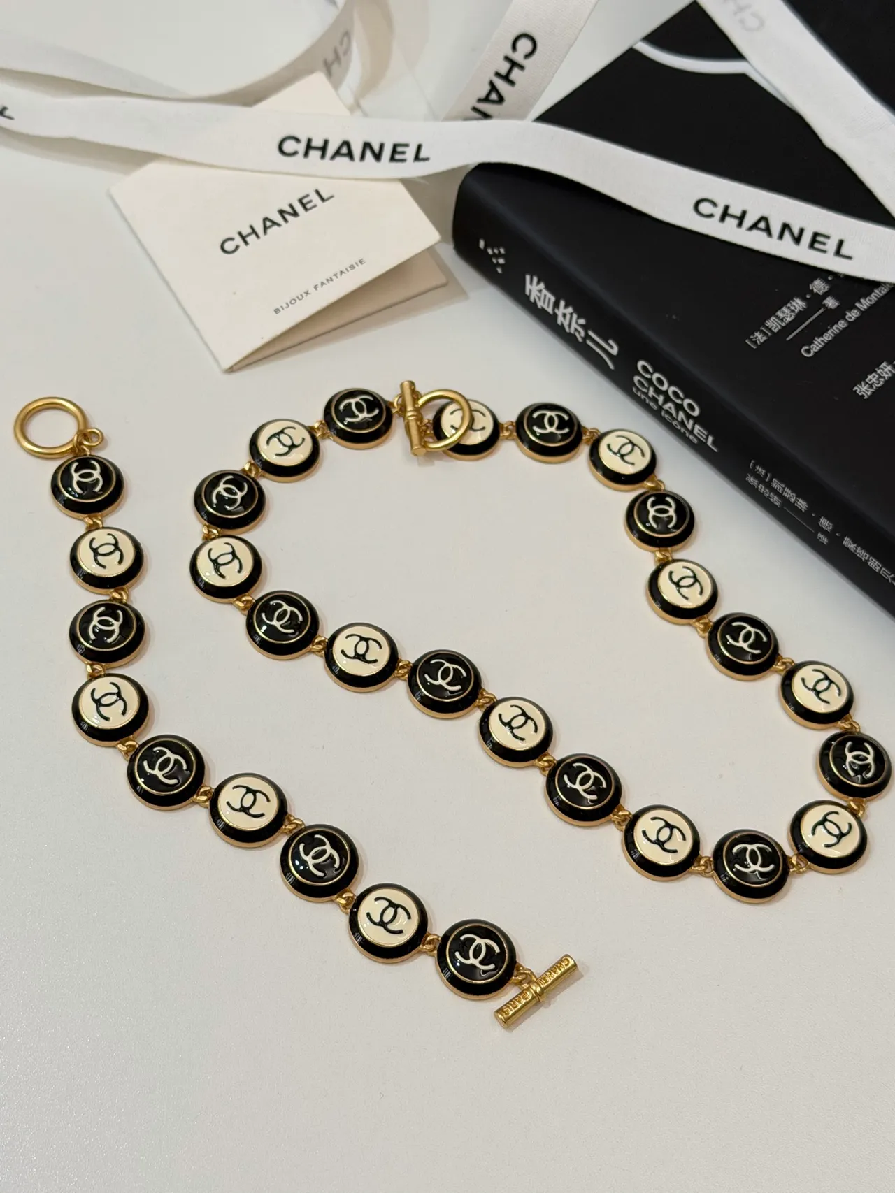 Chanel CC इनेमेल नेकलेस काली और क्रीम गोल्ड-टोन नेकलेस 7
