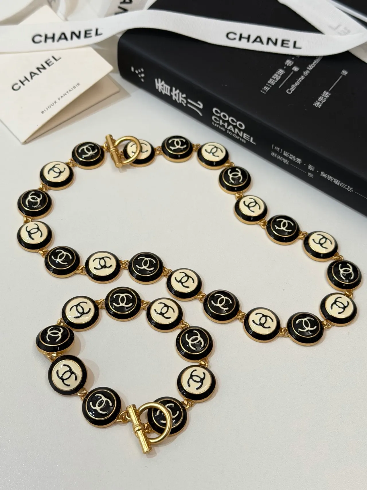 Chanel CC इनेमेल नेकलेस काली और क्रीम गोल्ड-टोन नेकलेस 8