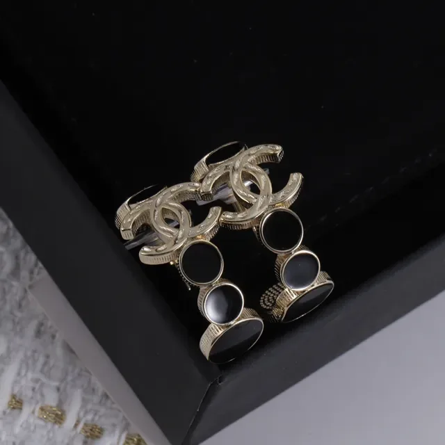 Chanel CC Logo Boucles d'oreilles Dorées avec Pierres Noires et Blanches 5