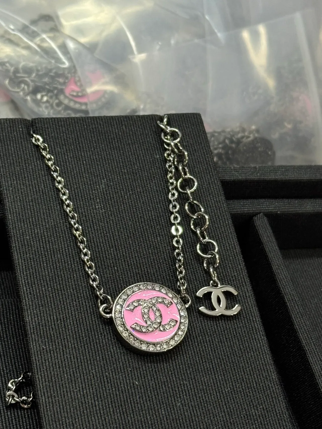 Chanel CC Logo Pendentif Collier Rose Argent Circulaire Émaillé Cristal-Pavé Bélière Collier 8