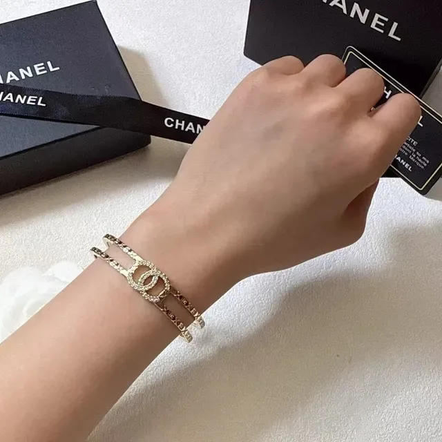 Bracelet Chanel CC Motif Cristaux Pavé Doré Double Poignet 3