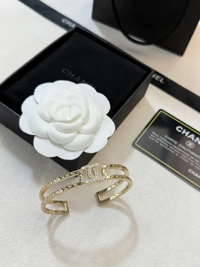 Bracelet Chanel CC Motif Cristaux Pavé Doré Double Poignet 4