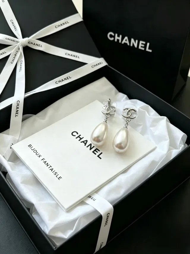 Chanel CC Pearl Drop White Silver Teardrop Interlocking Logo Earrings 3