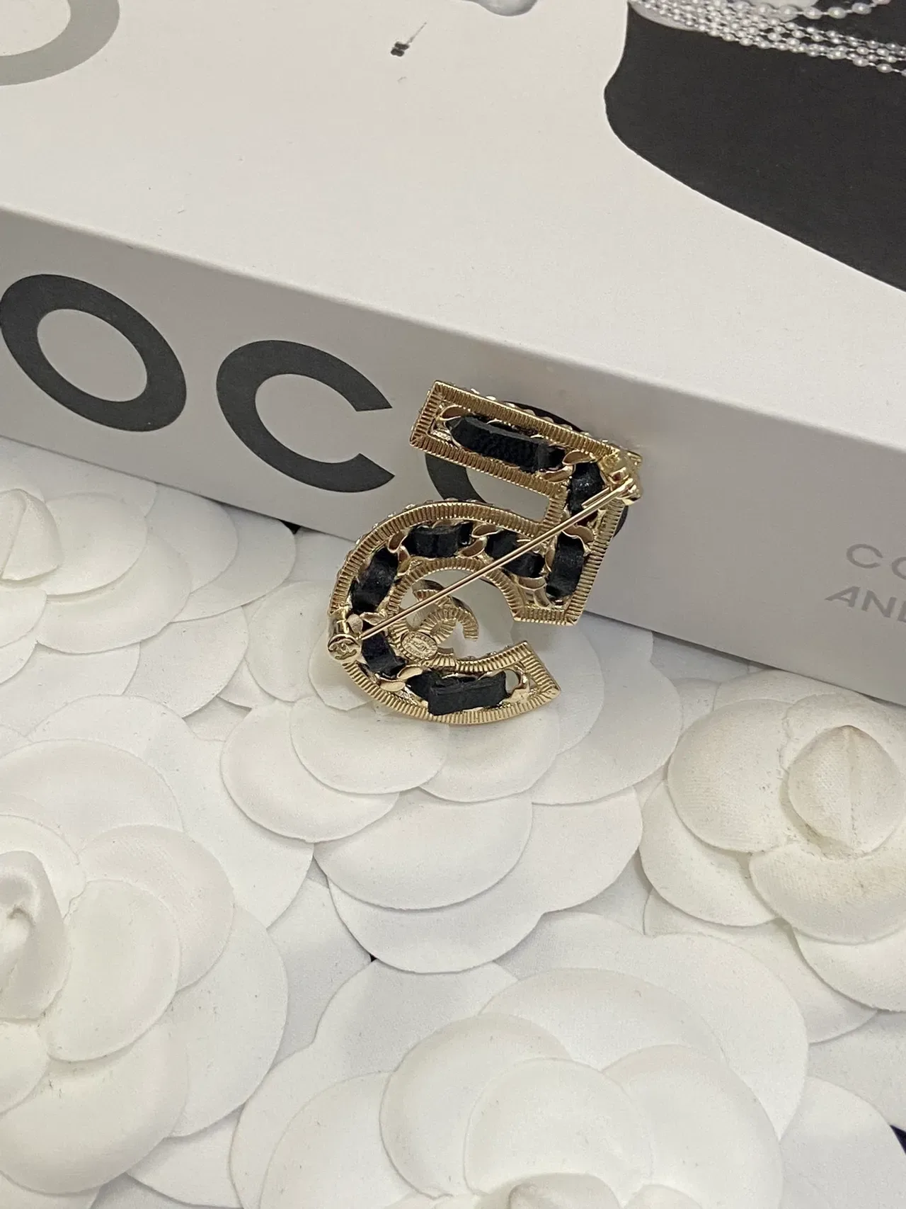 Collier Chanel Coco Neige '5' Collection Chaîne de Perles Or Blanc avec Logo CC 2