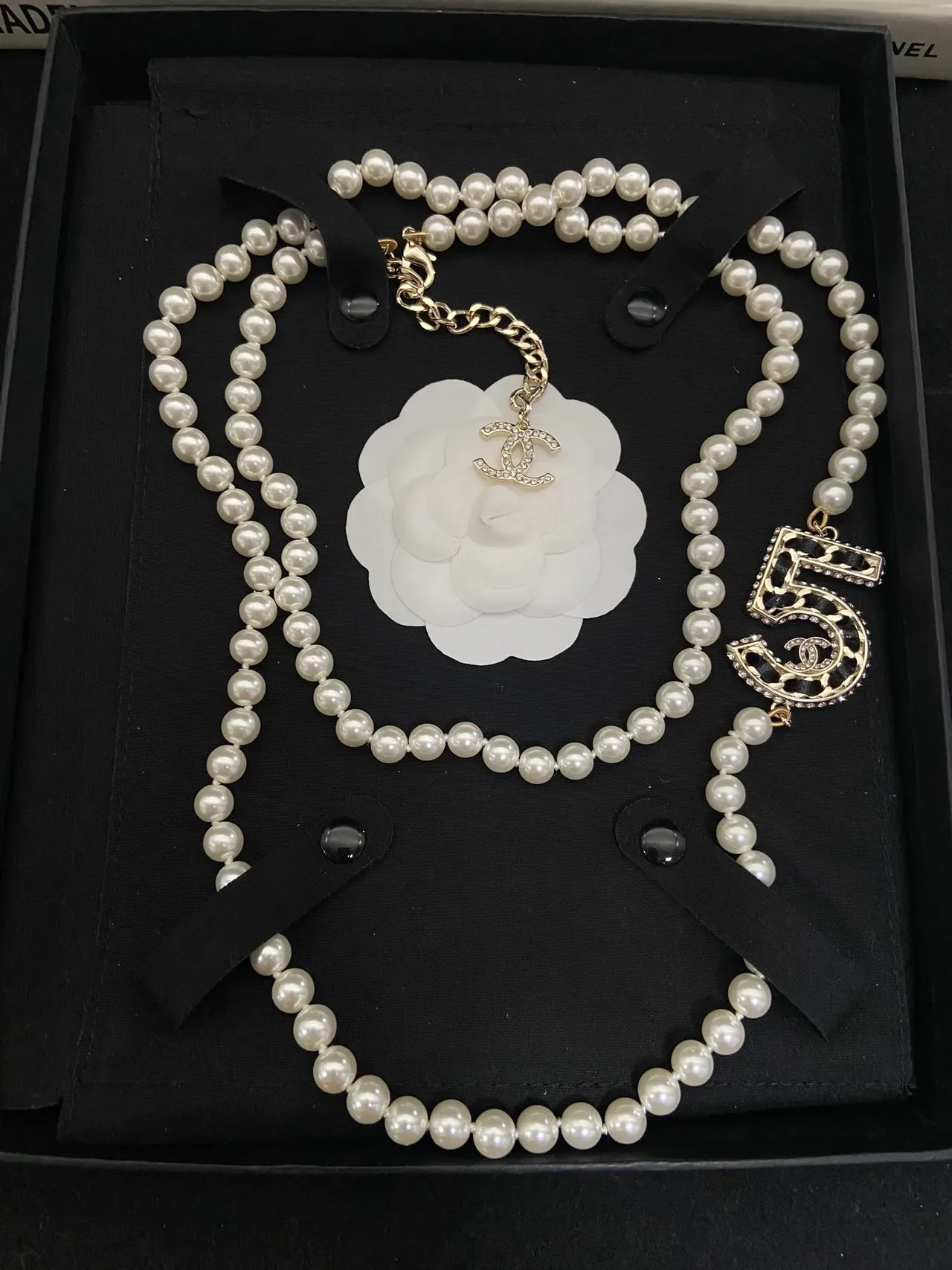 Collier Chanel Coco Neige '5' Collection Chaîne de Perles Or Blanc avec Logo CC 3