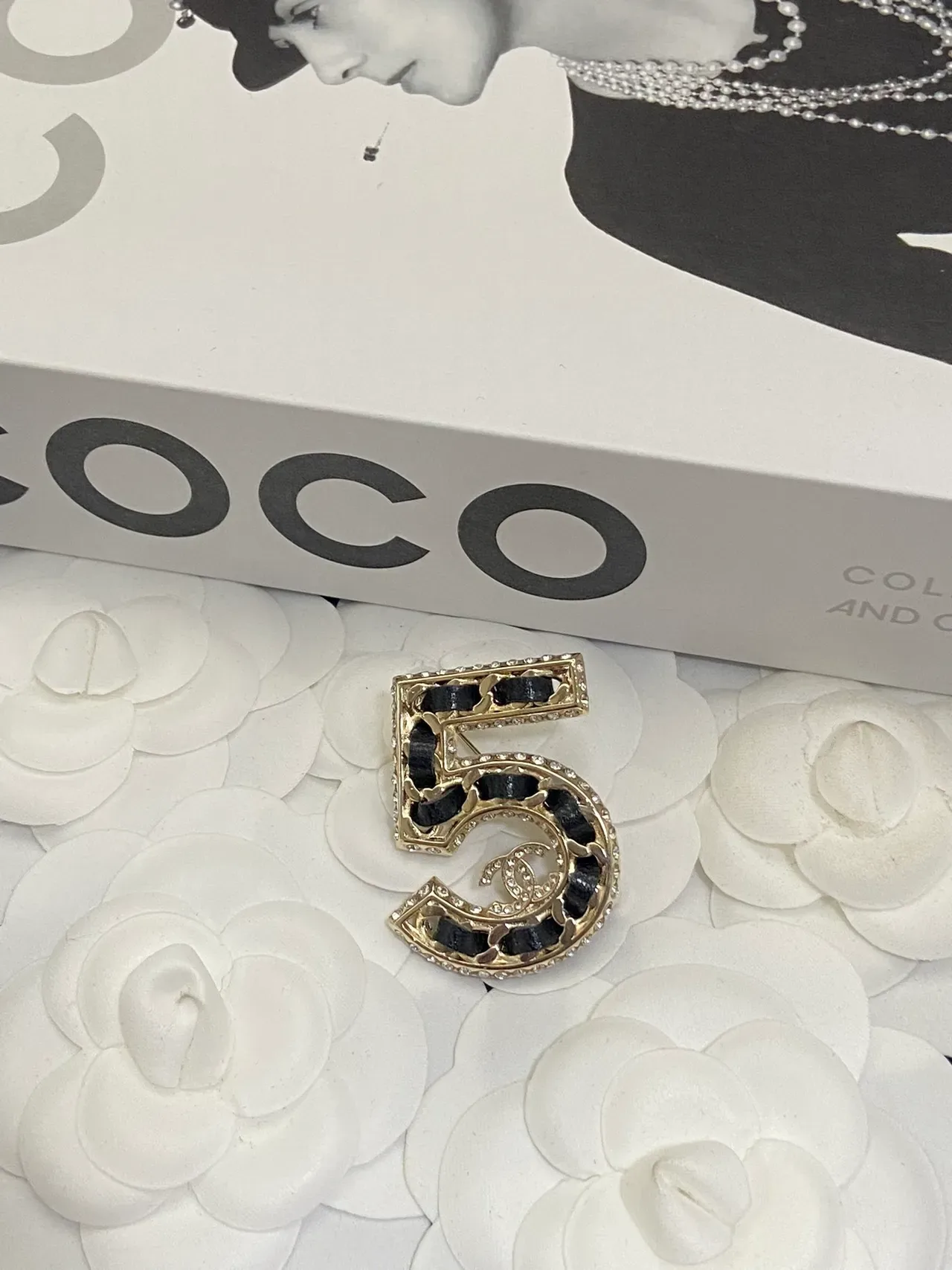 Collier Chanel Coco Neige '5' Collection Chaîne de Perles Or Blanc avec Logo CC 4