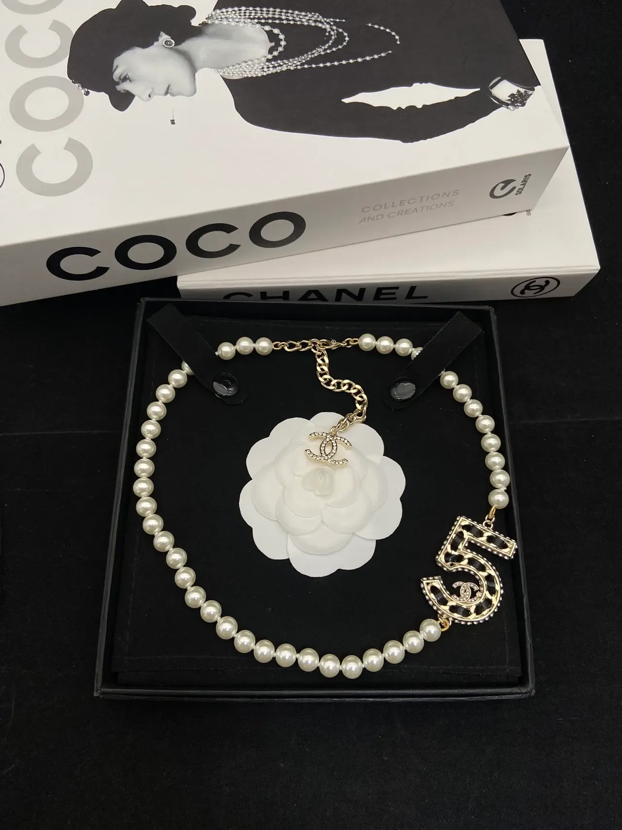 Collier Chanel Coco Neige '5' Collection Chaîne de Perles Or Blanc avec Logo CC 5