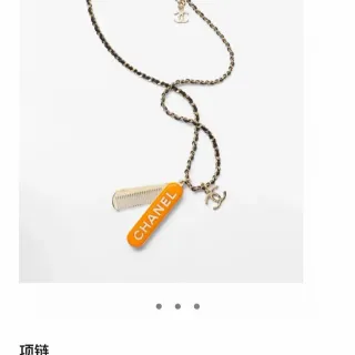 Chanel 梳子项链橙黑搪瓷桶形魅力 Gold-Tone 和金属项链