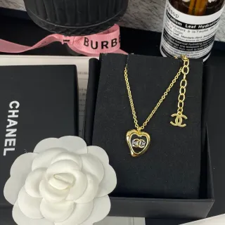 Chanel सोने का काला चेन हृदय आकार का पेंडेंट नेकलेस
