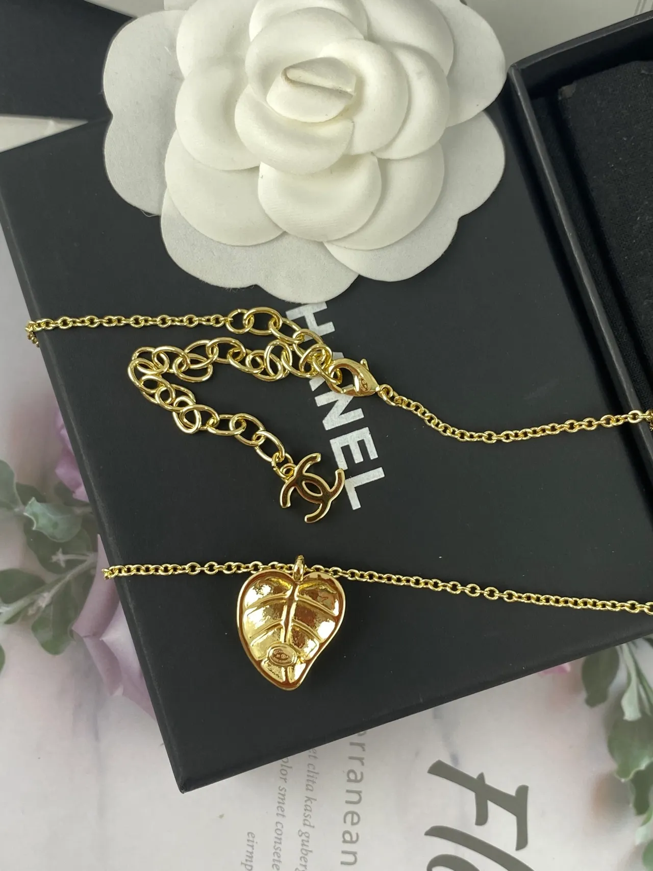 Chanel सोने का काला चेन हृदय आकार का पेंडेंट नेकलेस 4