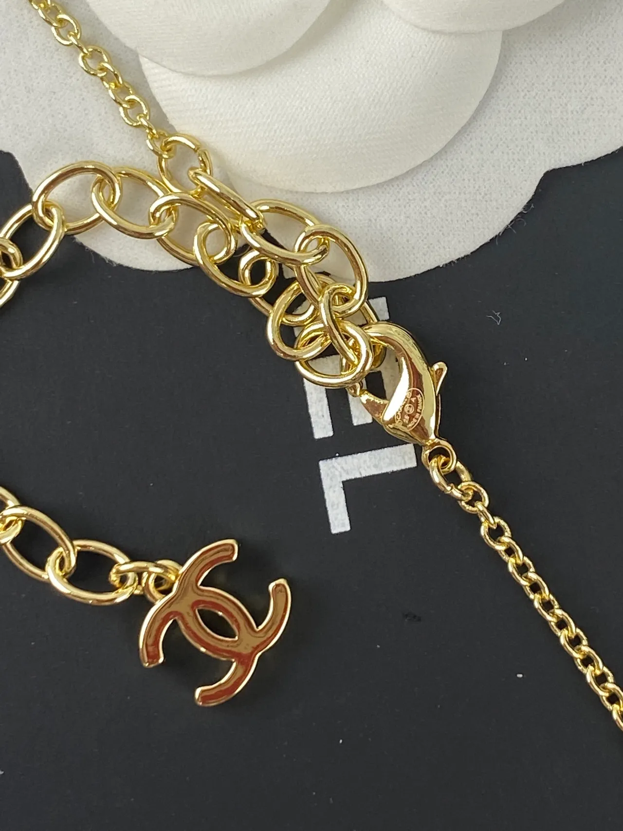 Chanel सोने का काला चेन हृदय आकार का पेंडेंट नेकलेस 5