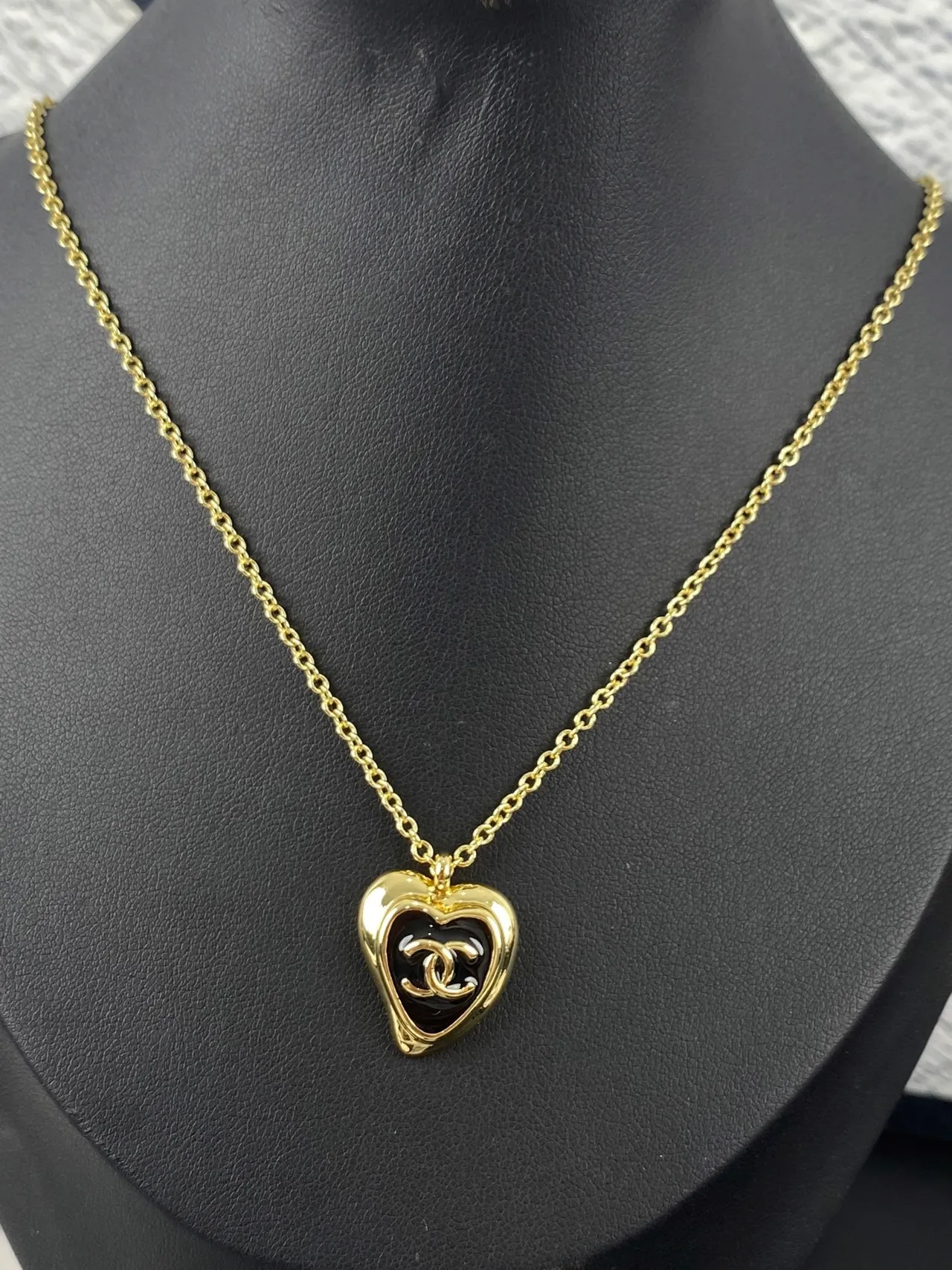 Chanel सोने का काला चेन हृदय आकार का पेंडेंट नेकलेस 7