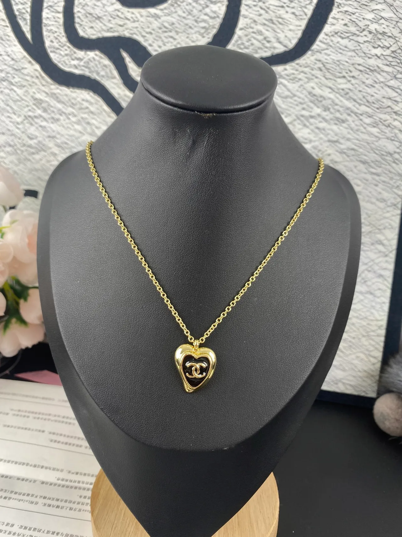 Chanel सोने का काला चेन हृदय आकार का पेंडेंट नेकलेस 9