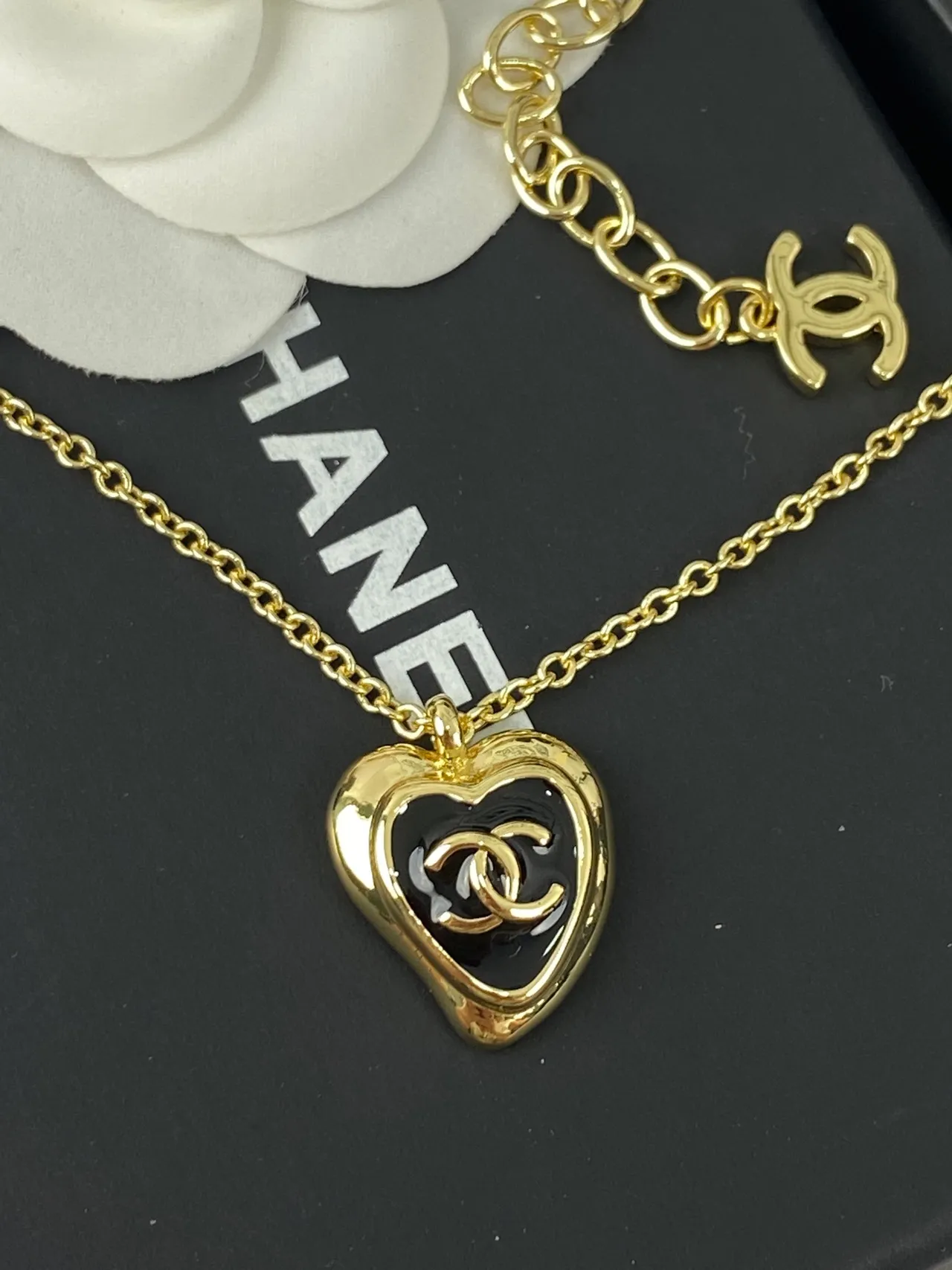 Chanel सोने का काला चेन हृदय आकार का पेंडेंट नेकलेस 10